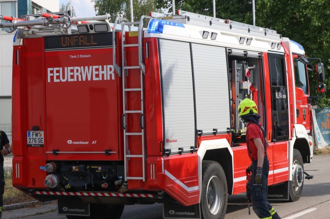 Rundballenladung umgest�rzt: Personen nach Unfall in Dietach unter Traktoranh�nger bef�rchtet