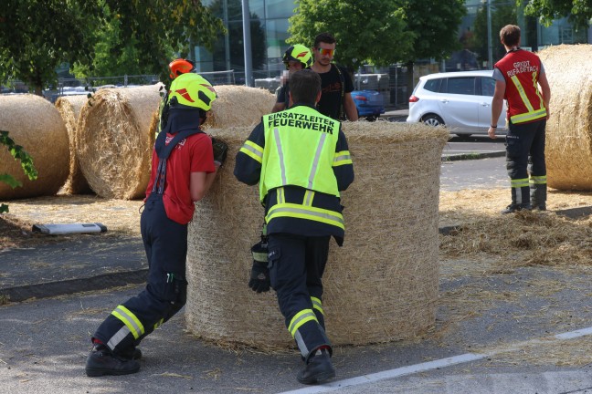 Rundballenladung umgest�rzt: Personen nach Unfall in Dietach unter Traktoranh�nger bef�rchtet