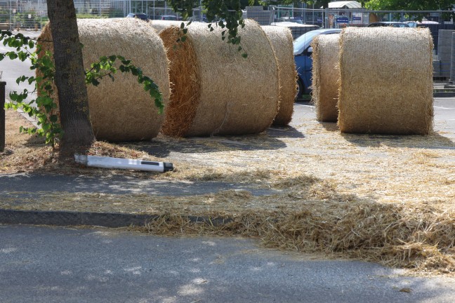 Rundballenladung umgest�rzt: Personen nach Unfall in Dietach unter Traktoranh�nger bef�rchtet