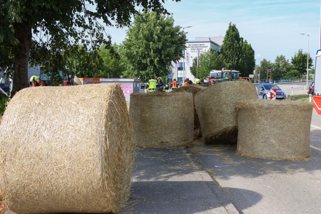 Rundballenladung umgest�rzt: Personen nach Unfall in Dietach unter Traktoranh�nger bef�rchtet