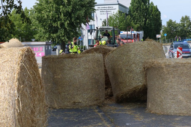 Rundballenladung umgest�rzt: Personen nach Unfall in Dietach unter Traktoranh�nger bef�rchtet