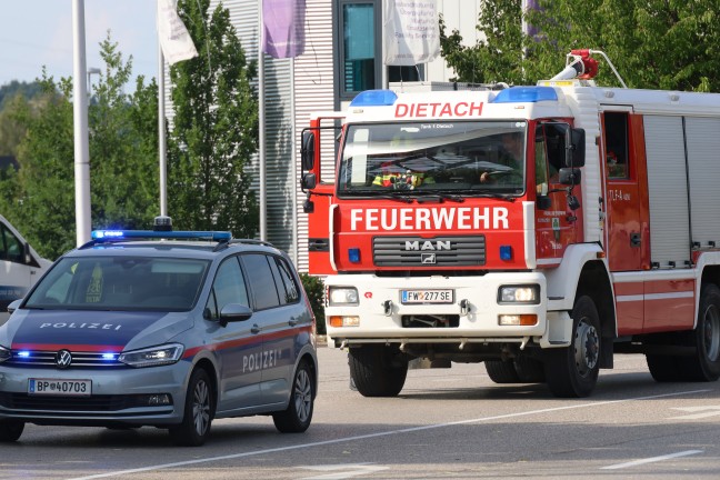 Rundballenladung umgest�rzt: Personen nach Unfall in Dietach unter Traktoranh�nger bef�rchtet