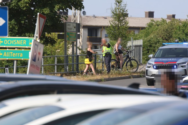 Rundballenladung umgest�rzt: Personen nach Unfall in Dietach unter Traktoranh�nger bef�rchtet