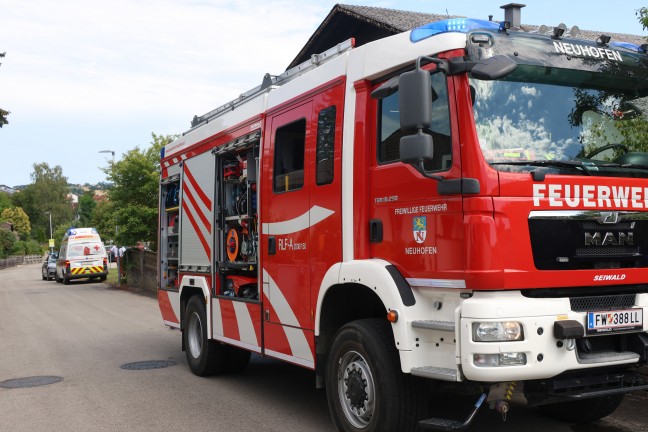 K�chenbrand: Hausbewohnerin in Neuhofen an der Krems aus v�llig verrauchtem Wohnhaus gerettet