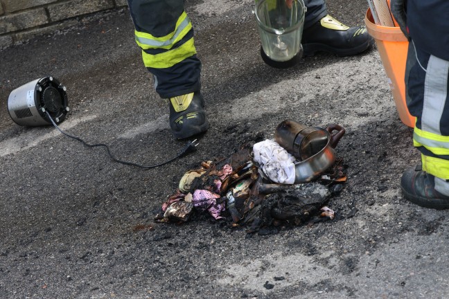 K�chenbrand: Hausbewohnerin in Neuhofen an der Krems aus v�llig verrauchtem Wohnhaus gerettet
