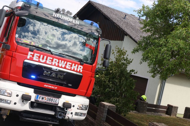 K�chenbrand: Hausbewohnerin in Neuhofen an der Krems aus v�llig verrauchtem Wohnhaus gerettet