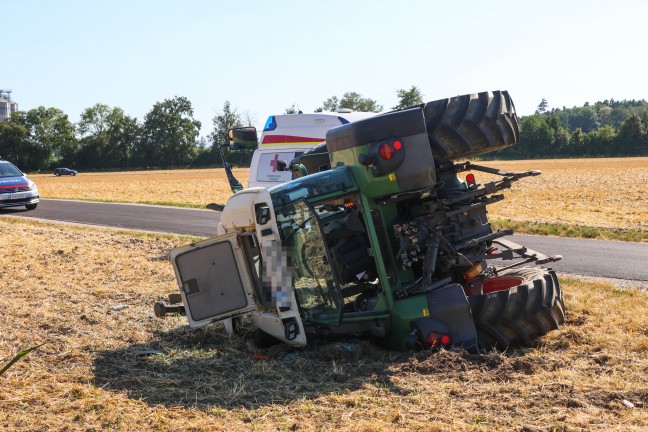 Zwei Verletzte bei Crash: Traktor nach schwerer Kreuzungskollision mit PKW in Gunskirchen umgest�rzt