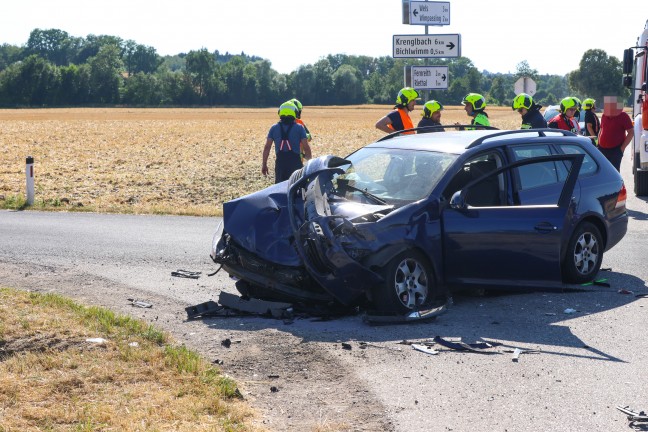 Zwei Verletzte bei Crash: Traktor nach schwerer Kreuzungskollision mit PKW in Gunskirchen umgest�rzt