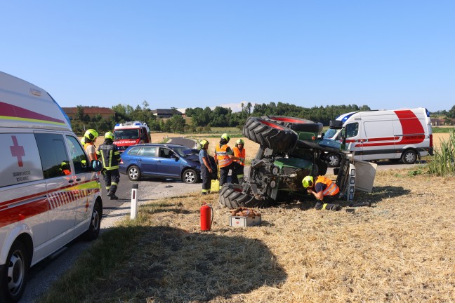 Zwei Verletzte bei Crash: Traktor nach schwerer Kreuzungskollision mit PKW in Gunskirchen umgest�rzt