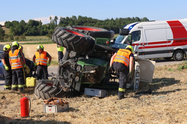 Zwei Verletzte bei Crash: Traktor nach schwerer Kreuzungskollision mit PKW in Gunskirchen umgest�rzt