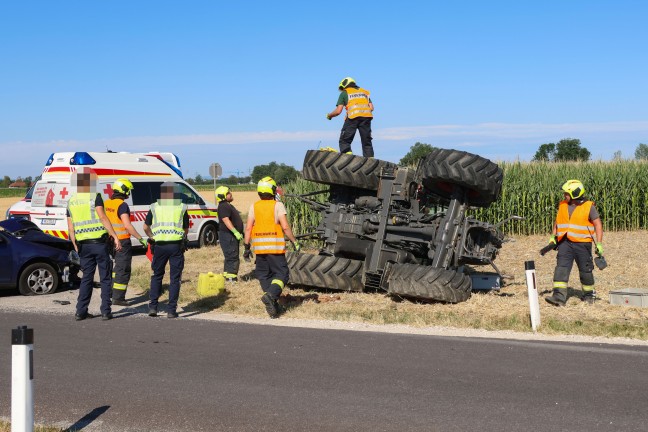 Zwei Verletzte bei Crash: Traktor nach schwerer Kreuzungskollision mit PKW in Gunskirchen umgest�rzt