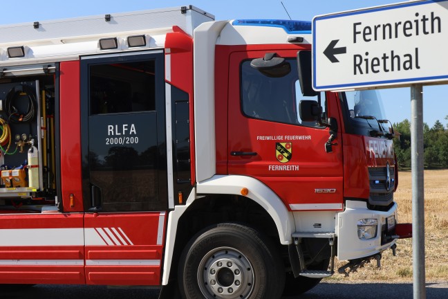 Zwei Verletzte bei Crash: Traktor nach schwerer Kreuzungskollision mit PKW in Gunskirchen umgest�rzt