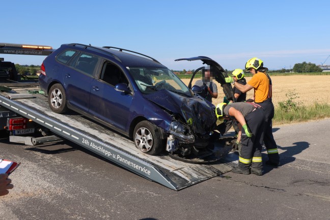 Zwei Verletzte bei Crash: Traktor nach schwerer Kreuzungskollision mit PKW in Gunskirchen umgest�rzt