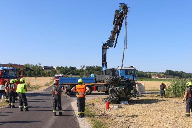 Zwei Verletzte bei Crash: Traktor nach schwerer Kreuzungskollision mit PKW in Gunskirchen umgest�rzt