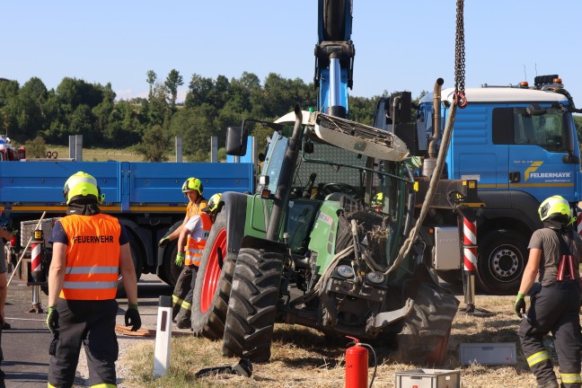 Zwei Verletzte bei Crash: Traktor nach schwerer Kreuzungskollision mit PKW in Gunskirchen umgest�rzt