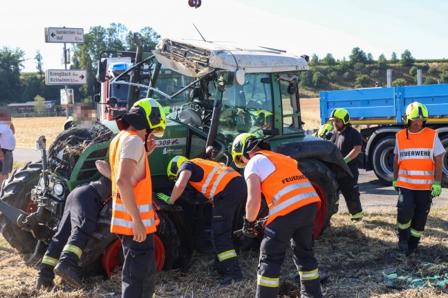 Zwei Verletzte bei Crash: Traktor nach schwerer Kreuzungskollision mit PKW in Gunskirchen umgest�rzt