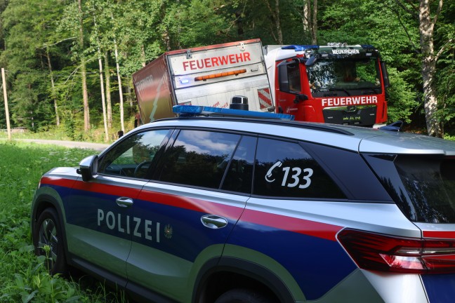 Auto bei Verkehrsunfall in Altm�nster in Bachbett des Schwarzenbachs gest�rzt