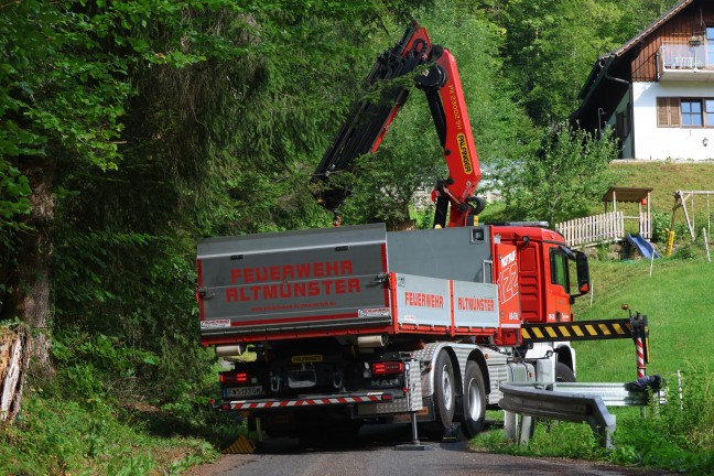 Auto bei Verkehrsunfall in Altm�nster in Bachbett des Schwarzenbachs gest�rzt