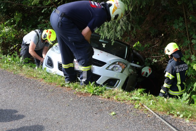Auto bei Verkehrsunfall in Altm�nster in Bachbett des Schwarzenbachs gest�rzt