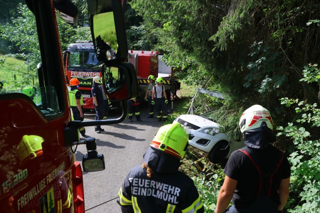 Auto bei Verkehrsunfall in Altm�nster in Bachbett des Schwarzenbachs gest�rzt