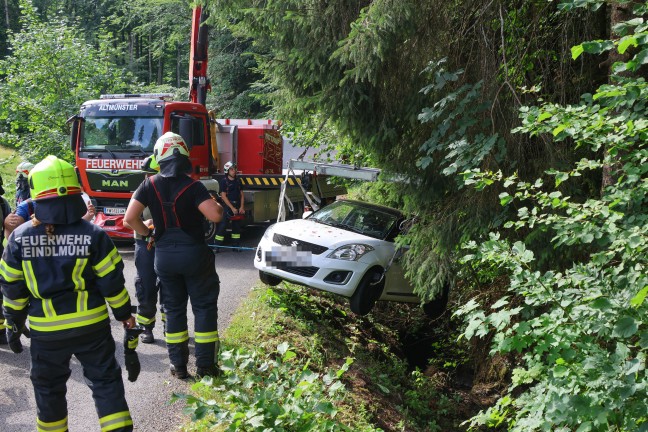 Auto bei Verkehrsunfall in Altm�nster in Bachbett des Schwarzenbachs gest�rzt