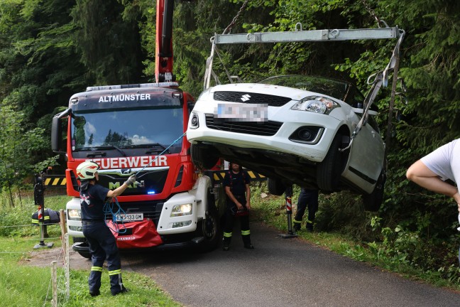Auto bei Verkehrsunfall in Altm�nster in Bachbett des Schwarzenbachs gest�rzt