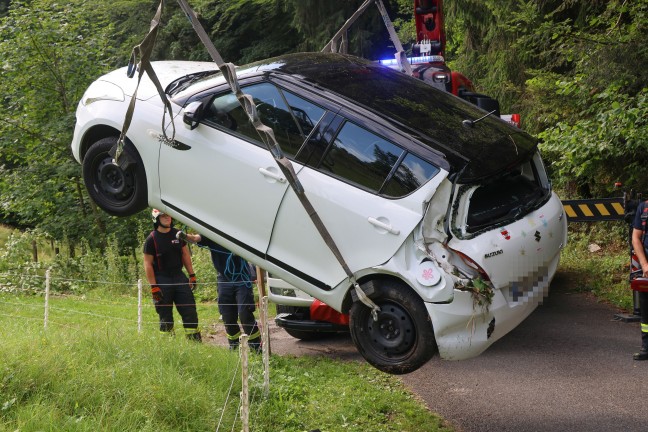 Auto bei Verkehrsunfall in Altm�nster in Bachbett des Schwarzenbachs gest�rzt