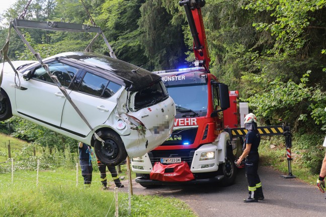 Auto bei Verkehrsunfall in Altm�nster in Bachbett des Schwarzenbachs gest�rzt