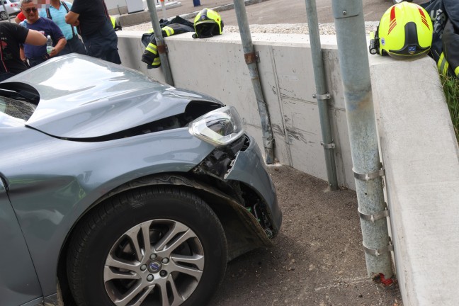 Personenrettung nach Unfall: Auto auf Salzkammergutstra�e in Traunkirchen gegen Mauer gekracht
