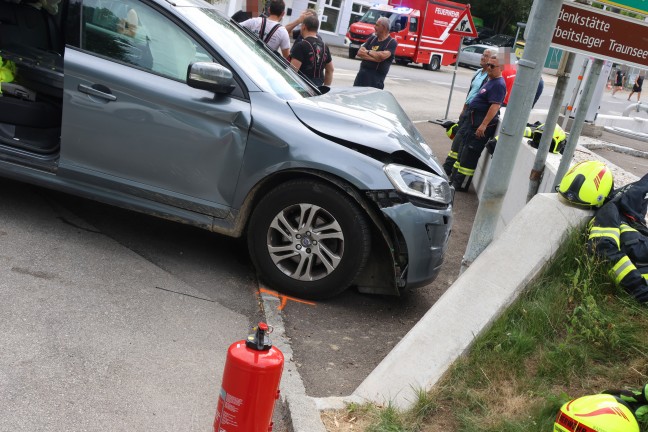 Personenrettung nach Unfall: Auto auf Salzkammergutstra�e in Traunkirchen gegen Mauer gekracht