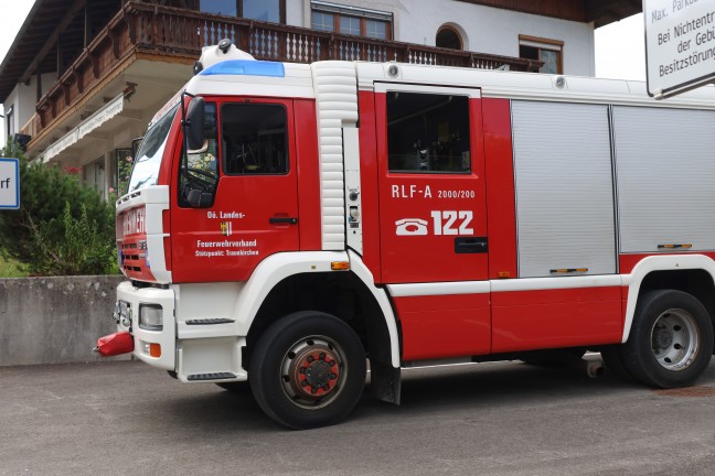 Personenrettung nach Unfall: Auto auf Salzkammergutstra�e in Traunkirchen gegen Mauer gekracht