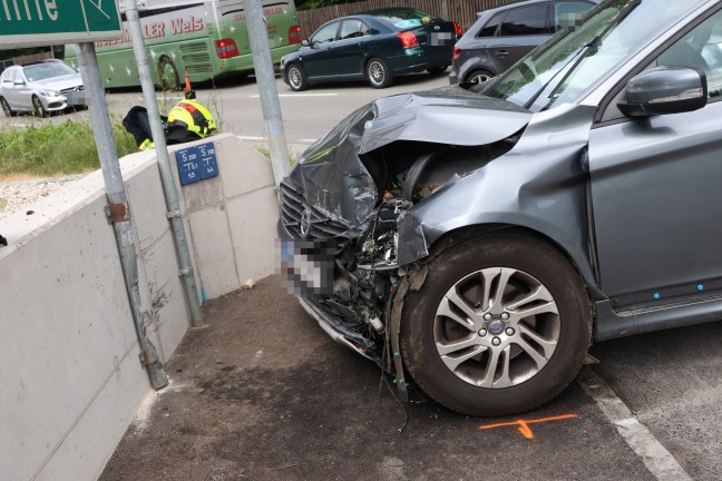 Personenrettung nach Unfall: Auto auf Salzkammergutstra�e in Traunkirchen gegen Mauer gekracht