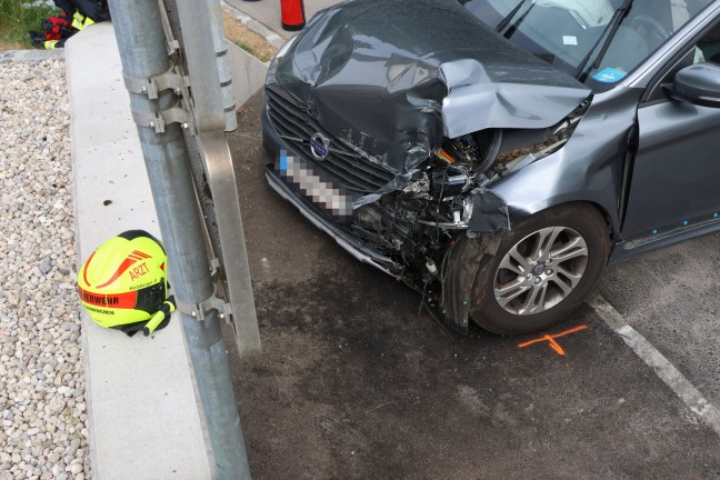 Personenrettung nach Unfall: Auto auf Salzkammergutstra�e in Traunkirchen gegen Mauer gekracht