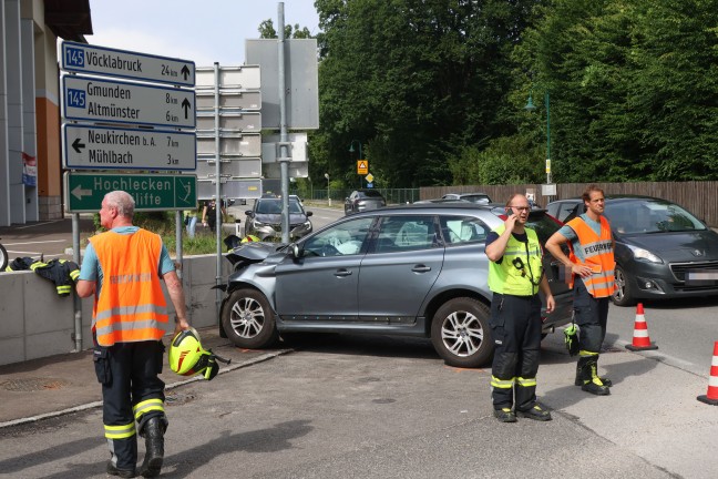 Personenrettung nach Unfall: Auto auf Salzkammergutstra�e in Traunkirchen gegen Mauer gekracht