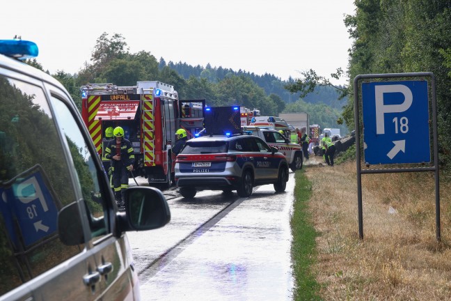Auto �berschlagen: Verkehrsunfall auf Innkreisautobahn bei Krenglbach fordert einen Schwerverletzten