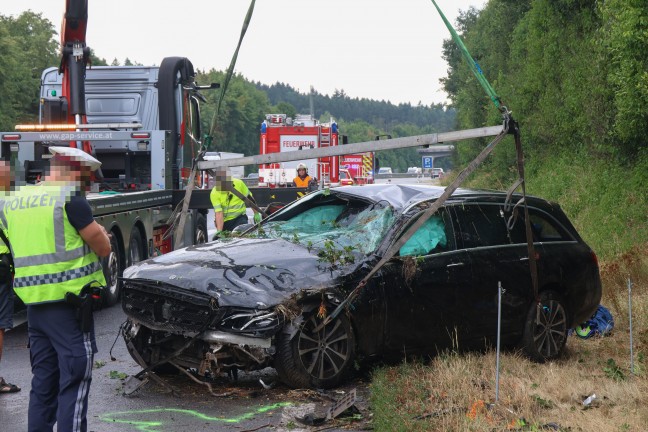 Auto �berschlagen: Verkehrsunfall auf Innkreisautobahn bei Krenglbach fordert einen Schwerverletzten