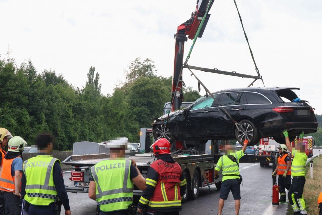 Auto �berschlagen: Verkehrsunfall auf Innkreisautobahn bei Krenglbach fordert einen Schwerverletzten