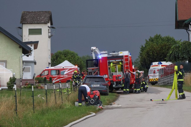 Gro�einsatz: Zehn Feuerwehren bei Brand im Dachbereich eines Hauses in St. Willibald im Einsatz