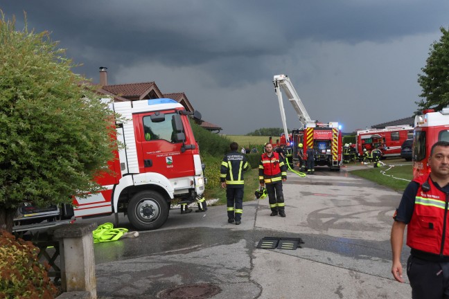 Gro�einsatz: Zehn Feuerwehren bei Brand im Dachbereich eines Hauses in St. Willibald im Einsatz