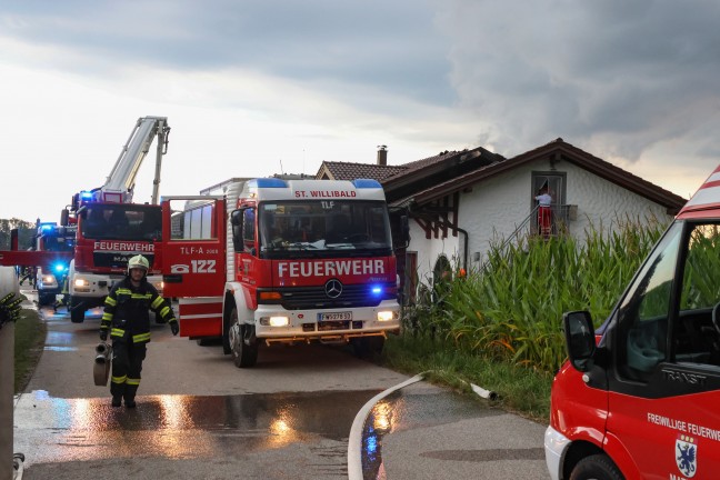 Gro�einsatz: Zehn Feuerwehren bei Brand im Dachbereich eines Hauses in St. Willibald im Einsatz