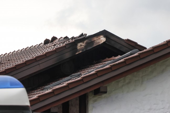 Gro�einsatz: Zehn Feuerwehren bei Brand im Dachbereich eines Hauses in St. Willibald im Einsatz