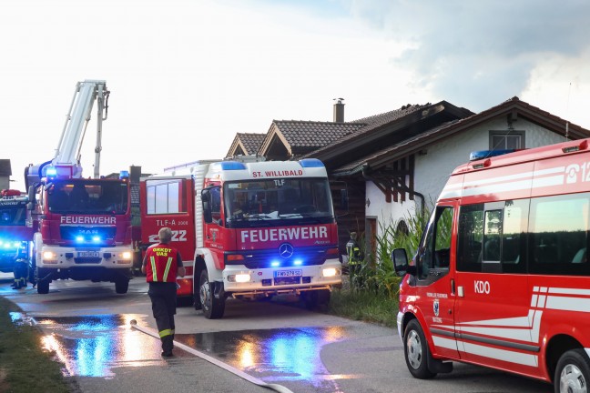 Gro�einsatz: Zehn Feuerwehren bei Brand im Dachbereich eines Hauses in St. Willibald im Einsatz