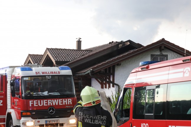 Gro�einsatz: Zehn Feuerwehren bei Brand im Dachbereich eines Hauses in St. Willibald im Einsatz