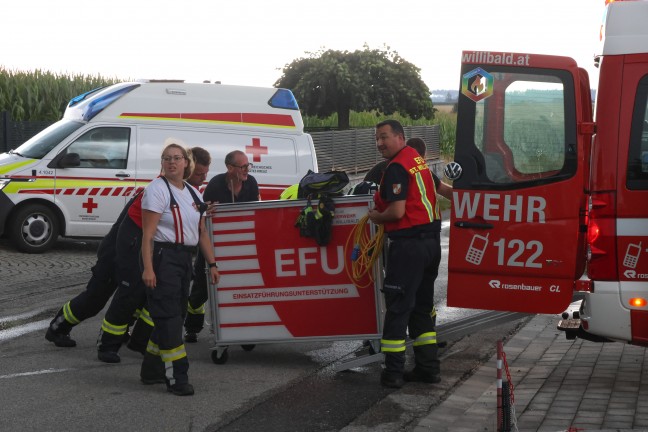 Gro�einsatz: Zehn Feuerwehren bei Brand im Dachbereich eines Hauses in St. Willibald im Einsatz
