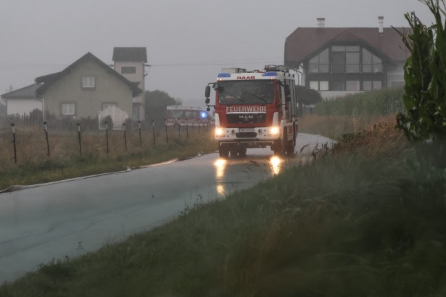 Gro�einsatz: Zehn Feuerwehren bei Brand im Dachbereich eines Hauses in St. Willibald im Einsatz