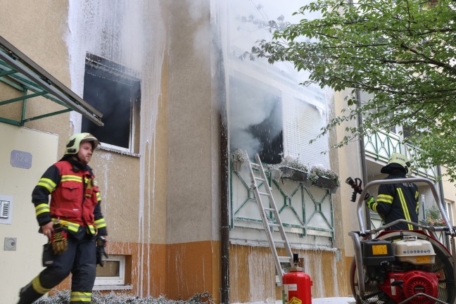Wohnung in Vollbrand: Drei Feuerwehren bei Brand in Mehrparteienwohnhaus in Wels-Neustadt im Einsatz