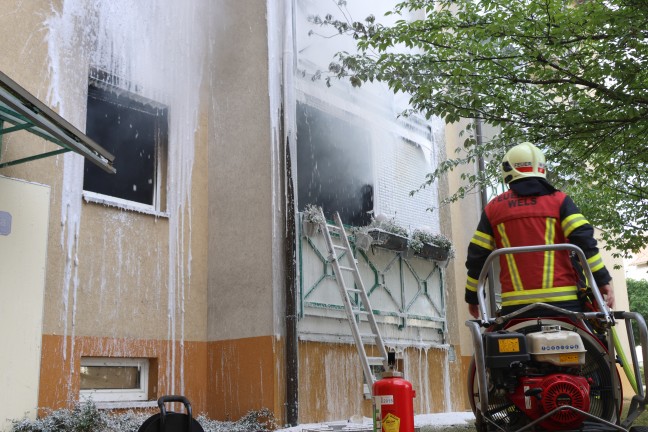 Wohnung in Vollbrand: Drei Feuerwehren bei Brand in Mehrparteienwohnhaus in Wels-Neustadt im Einsatz