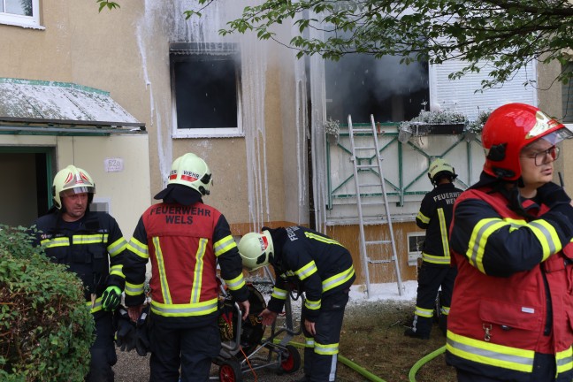 Wohnung in Vollbrand: Drei Feuerwehren bei Brand in Mehrparteienwohnhaus in Wels-Neustadt im Einsatz