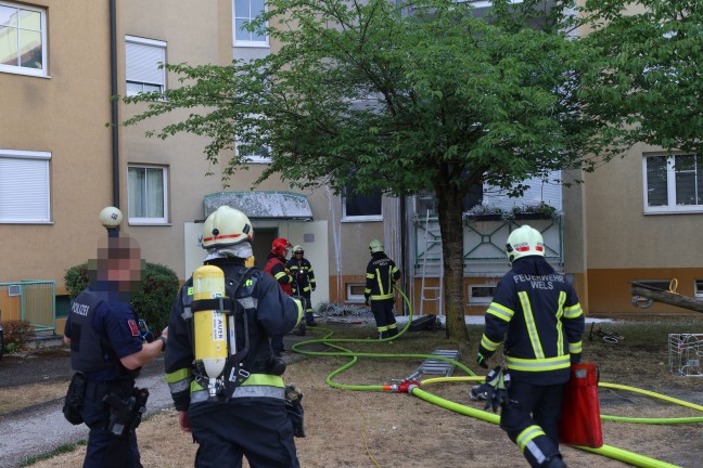 Wohnung in Vollbrand: Drei Feuerwehren bei Brand in Mehrparteienwohnhaus in Wels-Neustadt im Einsatz