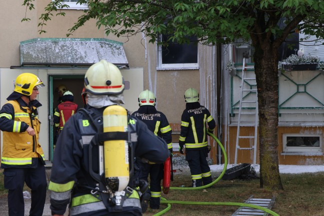 Wohnung in Vollbrand: Drei Feuerwehren bei Brand in Mehrparteienwohnhaus in Wels-Neustadt im Einsatz